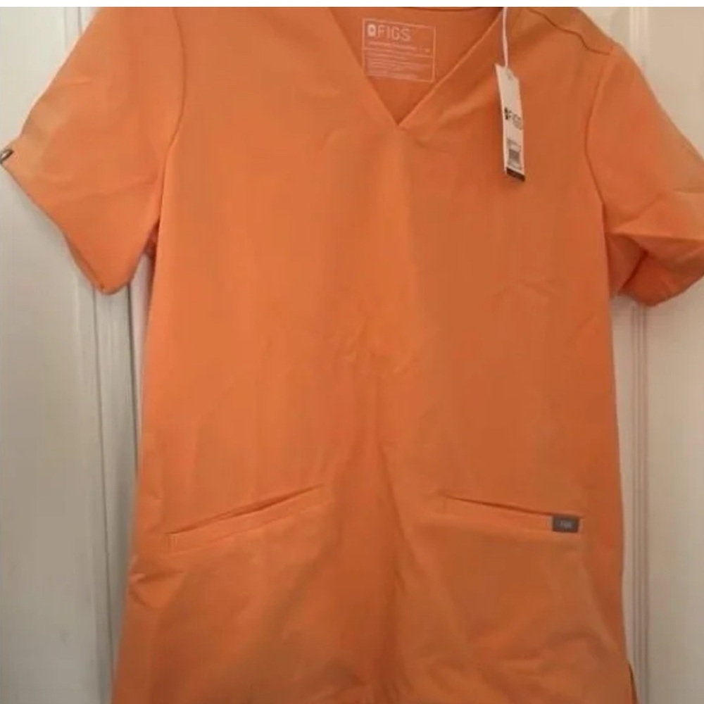 NWT Figs Casma Three pocket scrub top in papaya